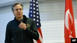 2023 年 2 月 19 日,国务卿安东尼·布林肯在访问土耳其阿达纳附近的因吉尔利克空军基地期间会见美国国际开发署成员和基地人员时发表讲话。