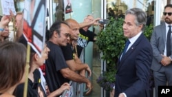 美国国务卿布林肯在特拉维夫与以色列支持者和被哈马斯绑架人质的亲属交谈。(2024年6月11日)