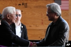 英伟达CEO黄仁勋(右)与台湾半导体企业家,曾任台积电董事长的张忠谋在美国凤凰城台积电正在施工的设施里见面。(2022年12月6日)