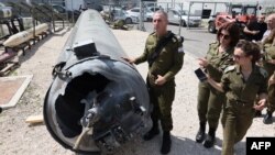 Juru bicara militer Israel Laksamana Muda Daniel Hagari menunjukkan rudal balistik Iran yang jatuh di Israel pada akhir pekan, selama tur media di pangkalan militer Julis, Selasa 16 April 2024.