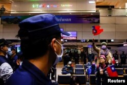 台湾前总统马英九访问中国12天后返台抵达桃园国际机场时受到他的支持者的欢迎。（2023年4月7日）