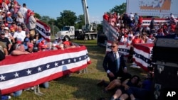 推定的共和党总统候选人、前总统特朗普在宾夕法尼亚州巴特勒的竞选集会上遭到枪击,现场支持者做出反应。(2024年7月13日)