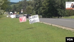 密西根州格林镇路旁反对中国国轩公司设厂的标语,上面写着“国轩,滚开” (美国之音记者郁岗拍摄)