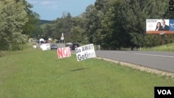 密西根州格林镇路旁反对中国国轩公司设厂的标语,上面写着“国轩,滚开” (美国之音记者郁岗拍摄)