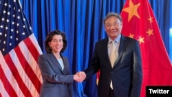 美国商务部长吉娜·雷蒙多和中国商务部长王文涛5月25日在华盛顿进行会晤 