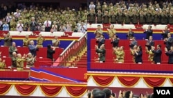 지난달 27일 평양체육관에서 열린 북한 전승절 기념행사에 초대된 주북 대사들이 기립하여 박수를 치고 있다. (사진출처: 조선중앙통신)