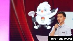 Calon wakil presiden Gibran Rakabuming Raka menyampaikan jawaban yang ditanyakan oleh panelis dalam Debat Kedua Cawapres 2024 yang diadakan oleh Komisi Pemilihan Umum RI (KPU RI) pada Jumat (22/12) di Jakarta. (VOA/Indra Yoga)