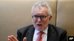 2023年3月15日,欧盟印太问题特使理查德·蒂贝尔斯在菲律宾马卡蒂接受采访时做出手势。(美联社照片)