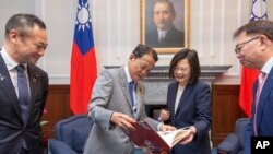 台湾总统蔡英文在台北总统府会晤到访的日本自民党副总裁麻生太郎。(2023年8月8日)