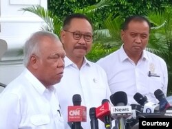 Menteri PUPR Basuki Hadimuljono (kiri) menjawab pertanyaan wartawan seusai Rapat Internal dengan Presiden Joko Widodo, di Istana Negara, Jakarta, Rabu (13/3).(Foto: Setpres RI)