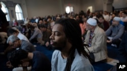 Sejumlah warga Muslim berkumpul untuk melaksanakan Salat Jumat di sebuah masjid di New Jersey, pada 15 Maret 2024. (Foto: AP/John Minchillo)