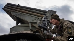 2023年3月9日,95 空中突击旅的一名乌克兰伞兵在瞄准向乌克兰克雷米纳附近前线的俄罗斯阵地开火。(美联社照片)