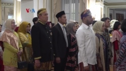 Baju Adat dan Bendera di Balai Kota Ramaikan HUT RI ke-78 di AS Baju Adat dan Bendera di Balai Kota Ramaikan HUT RI ke-78 di AS