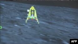 印度太空研究机构发布视频显示,印度“月船3号”太空探测器星期三(8月23日)成功在月球南极表面软着陆。(2023年8月23日)