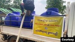 နှစ်စဥ် သောက်သုံးရေးရှားပါးတဲ့ကယား (ကရင်နီ) ပြည်နယ်အတွင်း စစ်ဘေးရှောင်တွေတိုးများလာနေတာနဲ့အမျှ ရေသန့်လိုအပ်ချက်ကြီးမားနေတာကြောင့် ရေအလှူကားတွေကို အားကိုးနေရပုံ။ (ဓာတ်ပုံ- Jobs for Kayah)