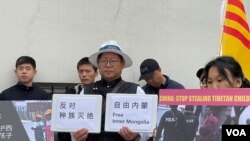 蒙古族人斯日古楞抗议中共取消蒙语授课,对蒙古族人实行种族灭绝。(美国之音旧金山特约记者周星晨摄影)