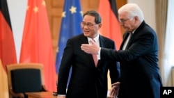 德国总统弗兰克-瓦尔特·施泰因迈尔欢迎中国总理李强访问柏林。(2023年6月19日)