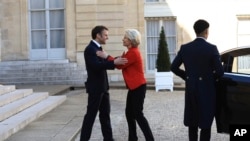 2023年4月3日,欧盟委员会主席冯德莱恩在巴黎爱丽舍宫举行的工作午餐前受到法国总统马克龙的欢迎。两位领导人本周将前往中国。(美联社照片)