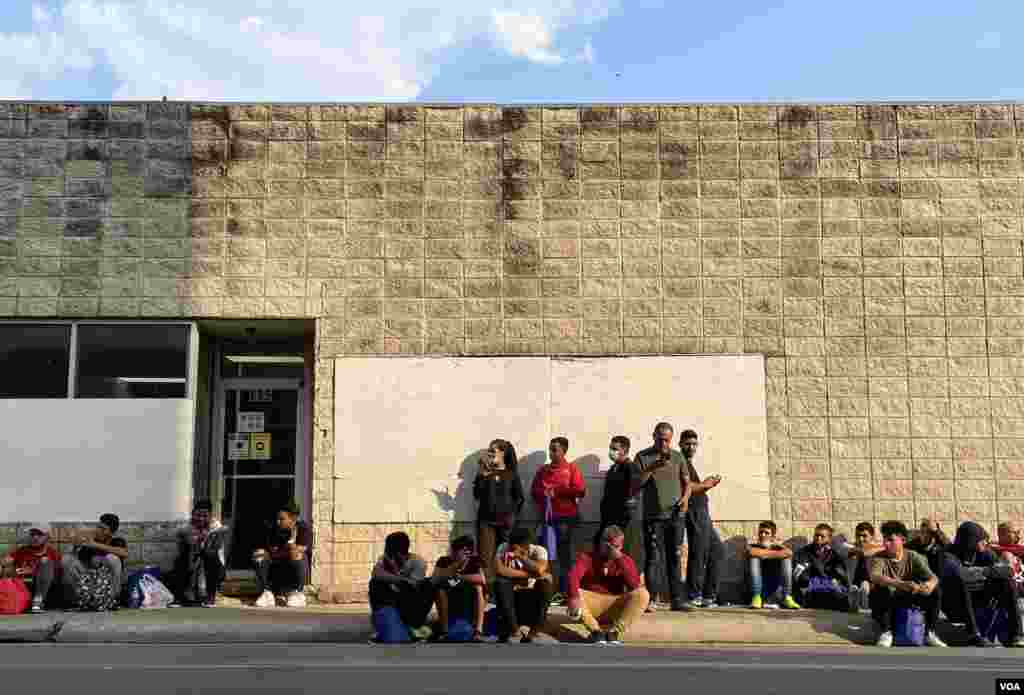 美墨边境城市美国德州布朗斯维尔市(Brownsville)一个移民帮助中心外的移民。他们有的在等待亲人或同行者被边境执法机构释放。