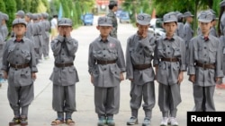 资料照:中国山西省太原市的小学生参加暑期军训班。(2021年9月5日)