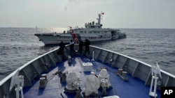 中国海警船在菲律宾近海的第二托马斯海滩(仁爱礁)海域阻拦菲律宾海岸警卫队巡逻船。(2023年10月4日)