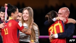 西班牙足协主席鲁维亚莱斯(右)在悉尼女子世界杯发奖仪式上向西班牙女子队员们表示祝贺。(2023年8月20日)