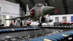 资料照:一架台湾幻影 2000 喷气式飞机停在台湾新竹空军基地的机库里。(2023年1月11日)