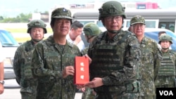 台湾总统赖清德(左二)星期二(7月23日)率领国防部部长顾立雄及国安会秘书长吴钊燮,身着迷彩服、赴东台湾花莲视导汉光演习(美国之音特约记者庄志伟拍摄)