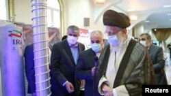 伊朗最高领袖阿亚图拉·阿里·哈梅内伊于 2023 年 6 月 11 日访问伊朗德黑兰的伊朗离心机。(伊朗最高领袖办公室/WANA 来自路透社)