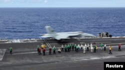 美国海军在夏威夷瓦胡岛以南约100英里的环太平洋(RIMPAC)军事演习期间,一架F-18战机从卡尔文森号航母起飞。(2024年7月19日)