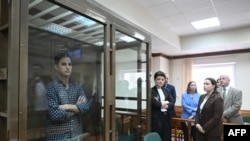 美国《华尔街日报》记者埃文·格什科维奇在莫斯科的一家法庭的原告玻璃笼子里。 (2023年4月18日)