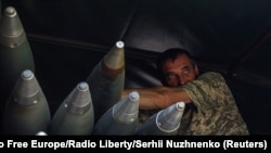 2023年5月19日,在乌克兰前线城镇巴赫穆特附近,一名乌克兰军人站在一辆装载BM-21 Grad多管发射系统的卡车上。