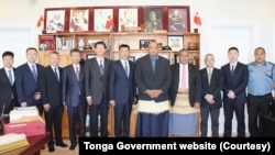 太平洋岛国汤加首相胡阿卡瓦梅利库2024年4月4日会见到访的中国公安部专家组成员。(照片来自汤加政府网站)