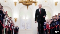 俄罗斯总统普京步入在莫斯科克里姆林宫举行的他就职第五任总统任期的典礼会场。(2024年5月7日)