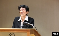 纪念胡耀邦赵紫阳基金会4月14-15日在纽约举行 “纪念胡赵和八九民运35周年国际研讨会”,图为纪念胡耀邦赵紫阳基金会会长张艾枚发言 (美国之音/陈小平拍摄)