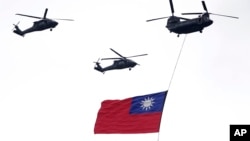 台湾总统赖清德就职典礼期间,直升机载着台湾青天白日旗飞过天空。(2024年5月20日)