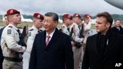 法国总统马克龙与中国国家主席习近平在法国西南部的塔布机场检阅法国军人。两国领导人在比利牛斯山举行一对一直接会谈。(2024年5月7日)