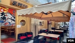 香港政府禁止日本10都县水产进口一星期，8月31日下午两点，铜锣湾一带的日式餐厅客人不多 (美国之音/汤惠芸)