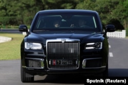 俄罗斯总统普京在访问平壤期间为朝鲜领导人金正恩驾驶俄制Aurus品牌的豪华汽车。（2024年6月19日）