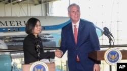 2023年4月5日,美国国会众议院议长、共和党人凯文·麦卡锡在加利福尼亚州西米谷罗纳德·里根总统图书馆与台湾总统蔡英文握手。