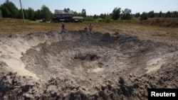 俄罗斯2024年8月18日对基辅再次发动导弹袭击。这是基辅城外导弹炸出的大坑。