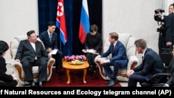 朝鲜领导人金正恩在俄罗斯远东边境城镇哈桑与俄罗斯官员举行会谈。(2023年9月12日)