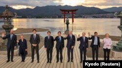 在日本广岛参加G7峰会的领导人参观日本古迹严岛神社。(2023年5月19日)