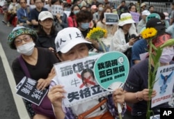 台湾立法院就改革草案举行投票之际,支持民进党反对国会改革法案的抗议民众聚集在立法院外。(2024年5月28日)