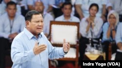 Calon presiden Prabowo Subianto menyampaikan visi dan misinya dalam Debat Pertama Capres 2024 yang diadakan oleh Komisi Pemilihan Umum RI (KPU RI) pada Selasa (12/12) di Jakarta. (VOA/Indra Yoga)