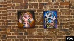 流亡在英国的香港异见艺术家“淋漓淋浪”夫妇在纪念六四35周年的展览上展出了其反映香港言论自由消失的作品。(美国之音李伯安)