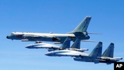 타이완 인근 상공을 비행하고 있는 중국 공군 H-6K 폭격기와 Su-35 전투기 (자료사진)