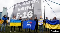 资料照片:支持乌克兰的示威者在华沙呼吁美国总统拜登向乌克兰提供F-16战机。(2023年2月22日)