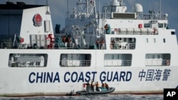 2023年4月23日,一艘中国海警船在南中国海有争议海域拦截菲律宾的海岸警卫队巡逻船,中国船员下到一艘马达船监视菲律宾海警船。