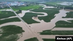 中国吉林省舒兰被洪水淹没的道路和农田。(2023年8月4日)